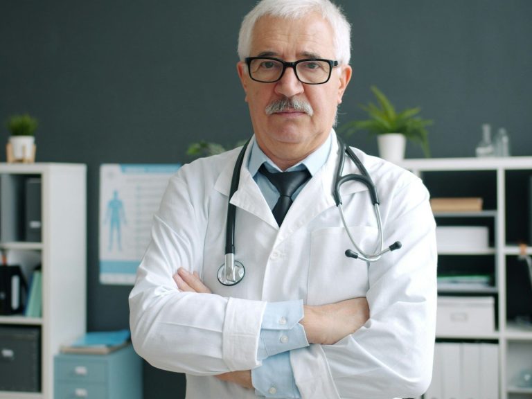 El Doctor Don Antonio Del Rio Santana experto daños corporales Nos Avala mas de 30 años de experiencia en el sector. Siendo expertos en daños corporales y titulados con un Máster de Valoración
